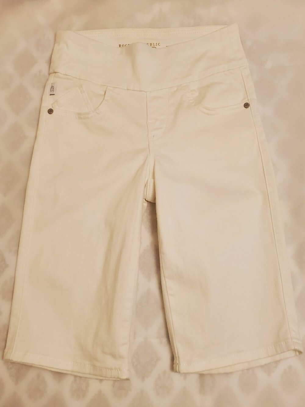 Rock & Republic Fever Mid-Rise Bermuda Pull-On White Denim Jean Shorts - 2M - Picture 4 of 16